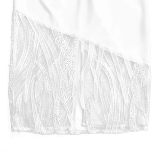 Detailaufnahme des weißen Kleides mit Wellenmuster-Spitze und hochwertiger Stoffverarbeitung