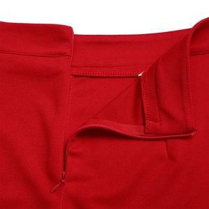 Détail du pantalon rouge à taille haute avec fermeture éclair invisible et tissu texturé