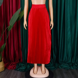 Détail d'une jupe plissée rouge à taille haute avec finition satinée et taille élastique
