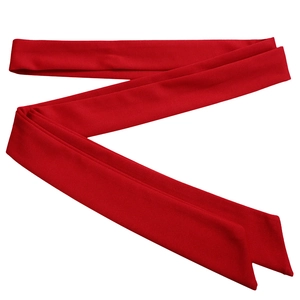Gros plan d'une ceinture en tissu rouge vif avec texture tricotée et bouts pointus