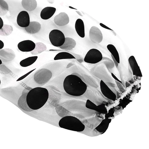 Detailansicht der Laternenärmel mit schwarzen Punkten auf weißem Chiffon-Stoff