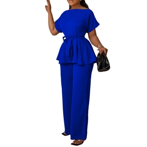 Détail du haut à volants noué bleu roi et du pantalon large assorti pour femme