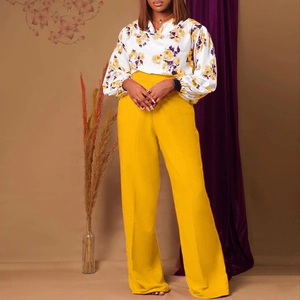 Détail du chemisier floral à manches longues avec pantalon jaune taille haute évasé