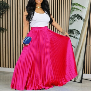 Détail du tissu plissé brillant rose vif et de la taille haute élastique de la jupe longue