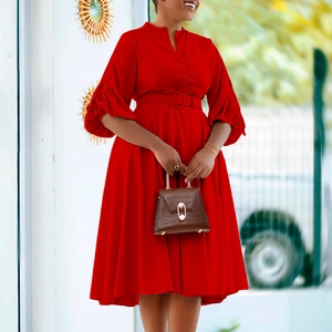 Vue détaillée d'une robe midi rouge pour femme avec col montant et manches bouffantes