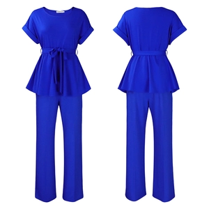 Vue détaillée du haut péplum bleu roi avec ceinture nouée et pantalon assorti