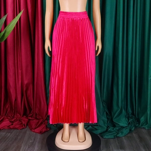 Détail de jupe mi-longue plissée fuchsia à taille haute avec ceinture élastique satinée