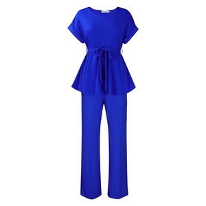 Vue détaillée du haut péplum bleu roi avec ceinture nouée et pantalon large assorti