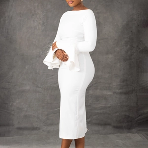Détail de la robe midi blanche avec manches à volants étagés et ornements en plumes