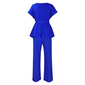 Vue arrière d'un ensemble deux pièces bleu roi avec haut ceinturé et pantalon large