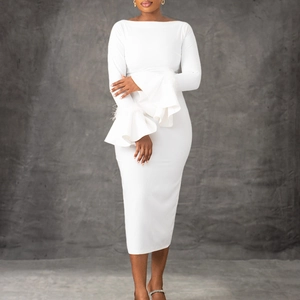 Détail de la robe blanche à épaules dénudées avec poignets en plumes et volants à la taille