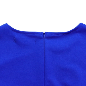 Detail des blauen Kleides mit passendem unsichtbarem Reißverschluss am hinteren Ausschnitt