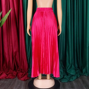 Détail de la jupe longue plissée rose montrant la taille élastique et le satin