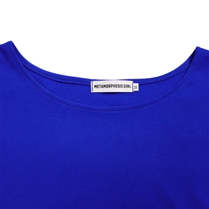 Détail du col rond bleu roi avec surpiqûres et étiquette de taille pour ensemble femme