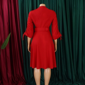 Vue arrière d'une robe midi rouge ligne A avec manches froncées et ceinture large élégante