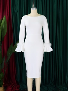 Détail de la robe midi blanche avec poignets en plumes élégants et manches cloches évasées
