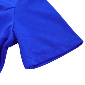 Detail der königsblauen Perlenärmelnähte am Damen Übergrößen Strickkleid Stoff