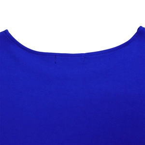 Gros plan du col rond bleu foncé montrant les coutures et la texture du tissu tricoté