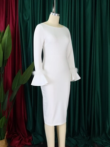 Détail d'une robe moulante blanche avec d'élégantes manches cloche bordées de plumes chic