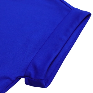 Détail de la manche courte en tricot bleu roi avec bords roulés et coutures précises