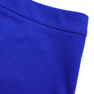 Détail du tissu tricoté bleu royal avec des coutures à double aiguille de précision