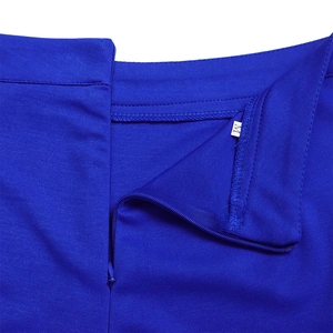 Détail de la fermeture éclair invisible et du tissu du pantalon bleu à taille haute