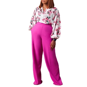 Détail du chemisier floral col V et pantalon large fuchsia en ensemble deux pièces