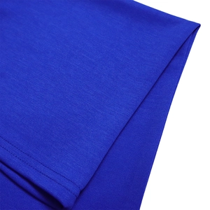 Gros plan sur le tissu en tricot bleu roi montrant la couture précise à double aiguille
