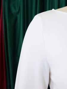 Vue détaillée de la couture d'épaule et de la texture du tissu blanc de la robe
