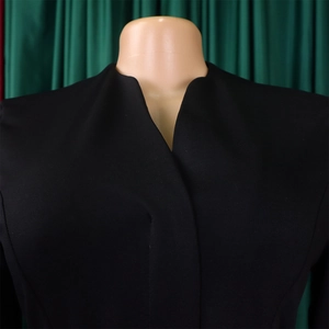 Gros plan détaillé du décolleté en V profond élégant et de la texture du tissu de la robe