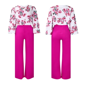 Vue détaillée avant et arrière du haut à fleurs à manches longues et du pantalon large