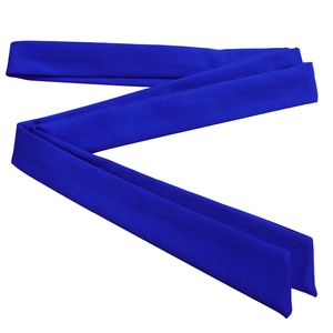 Gros plan du bandeau de sport élastique bleu roi avec texture en tricot doux