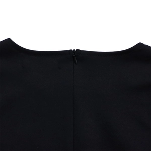Detailansicht des hochwertigen schwarzen Stoffes und des unsichtbaren Reißverschlusses am Kleid