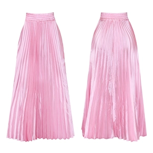 Détails de la jupe plissée rose satinée à taille haute montrant la texture et l'élasticité