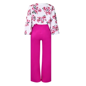 Vue arrière du haut à fleurs et du pantalon large rose magenta à taille haute