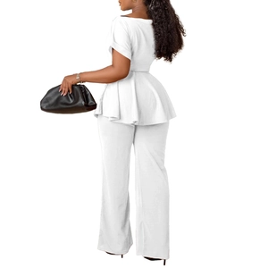 Vue arrière d'un ensemble blanc avec haut à basque et pantalon large taille haute