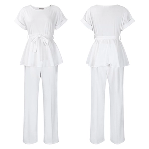 Vue détaillée avant et arrière de l'ensemble blanc deux pièces avec taille à basque