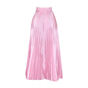 Détail d'une jupe longue plissée rose montrant la taille élastique et le satin
