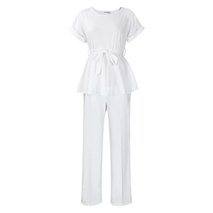 Détail du haut à basque blanc avec ceinture et pantalon droit assorti en deux pièces