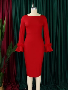 Détail de robe rouge moulante avec des bordures en plumes et des manches volantées