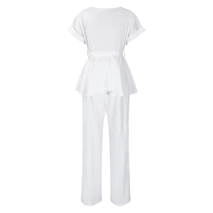 Vue arrière du haut à basque blanc et du pantalon avec ceinture et détails d'ourlet