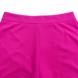 Gros plan détaillé de la taille magenta et des coutures de finition du pantalon chic