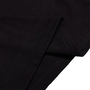 Detailansicht der Doppelnadelnaht auf schwarzem Kleid mit Mesh-Patchwork-Stoff