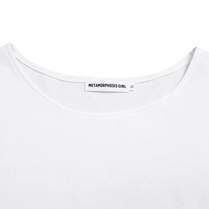 Détail de l'encolure du haut blanc avec coutures soignées et étiquette de marque taille M
