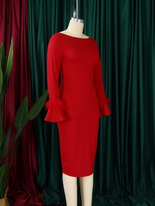 Détail d'une robe midi rouge moulante avec garniture élégante en fausse fourrure