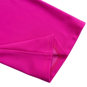 Gros plan sur les coutures de qualité et la texture en maille magenta pour l'ensemble mode