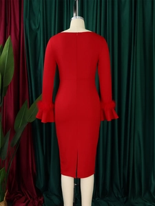 Détail de la robe moulante rouge avec fermeture éclair cachée, fente et plumes sur les manches