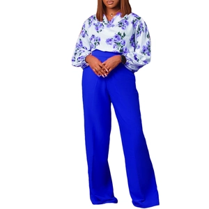 Détail du chemisier floral à manches longues et du pantalon large bleu roi chic