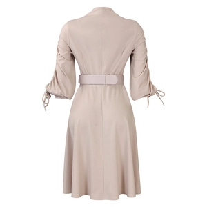 Détail des manches plissées et de la ceinture sur la robe trapèze beige pour femme