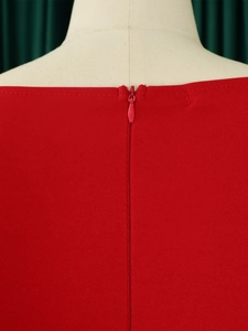 Vue détaillée du dos de la robe rouge avec fermeture éclair invisible assortie
